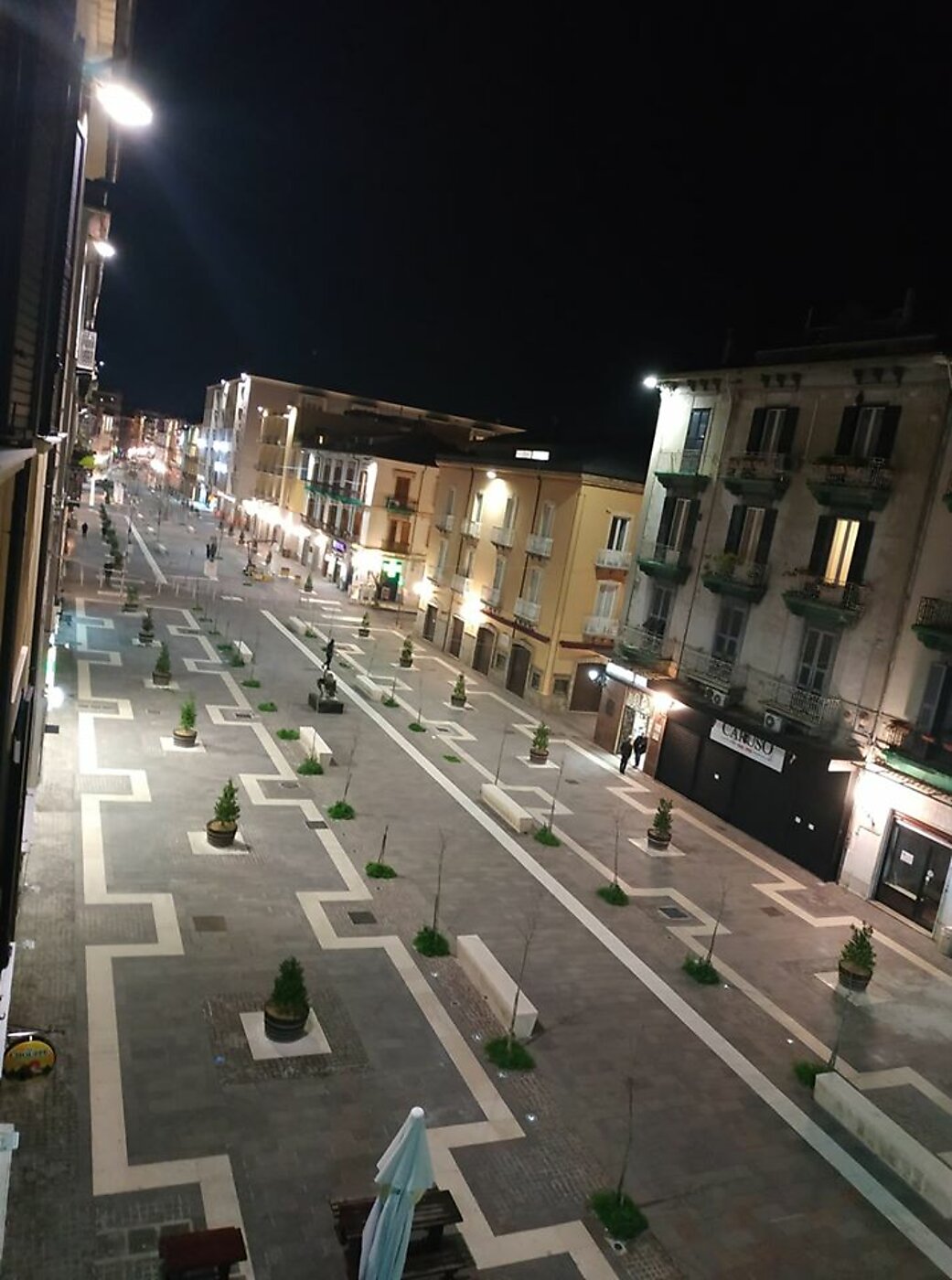 Corso Mazzini di sera, la via pedonale del centro di Cosenza